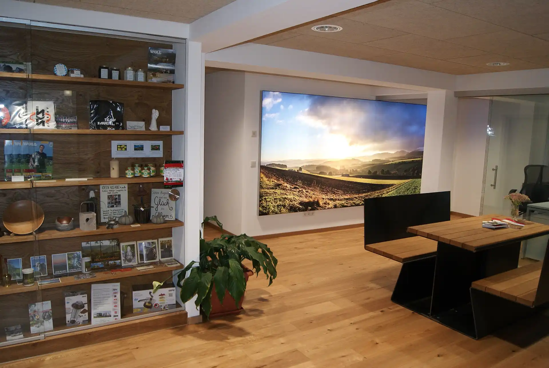 infothek_eslohe_innenraum_mit_regal_fuer_regionale_produkte_(do)